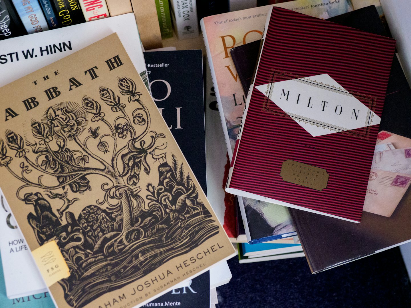 Una pila di libri rilegati e tascabili si trova all'interno.
